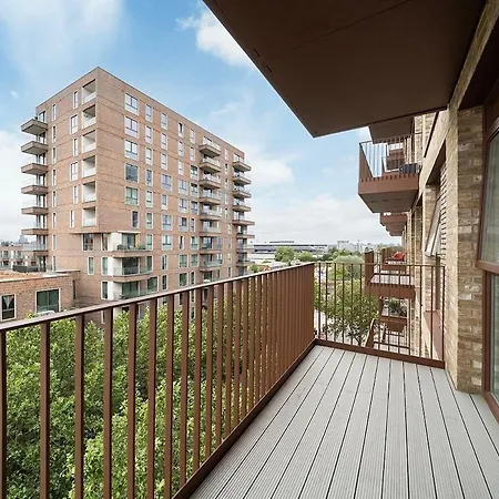 1br Gem In Shared Near O2 Arena & Excel With Patio, Private Bath, Free Parking & Garden Apartment