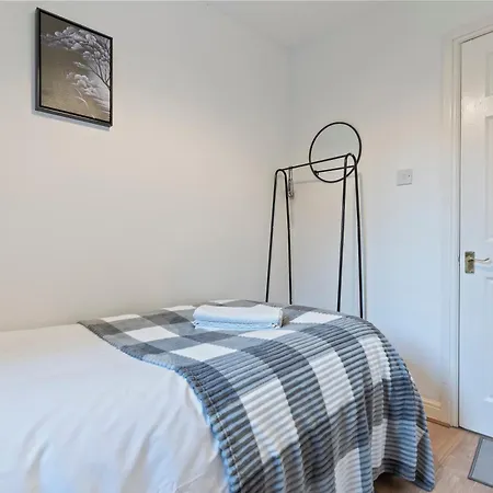 Holiday home Lovely 4br House In The With Parking *