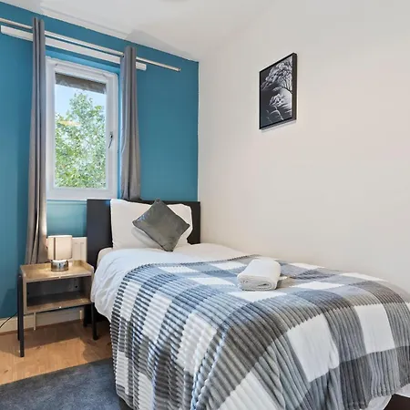 Lovely 4br House In The With Parking