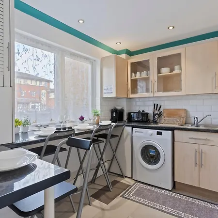 Holiday home Lovely 4br House In The With Parking