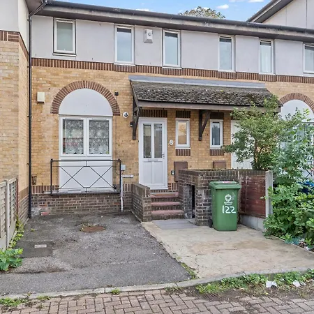 Lovely 4br House In The With Parking Holiday home *
