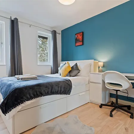 Holiday home Lovely 4br House In The With Parking *