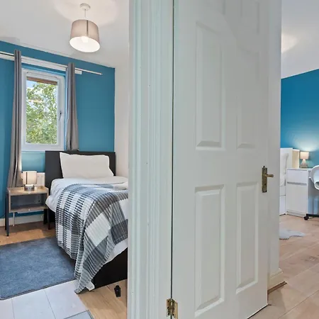 Сasa de vacaciones Lovely 4br House In The With Parking Londres