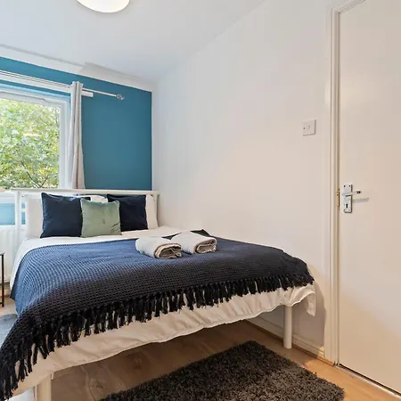 Lovely 4br House In The With Parking London
