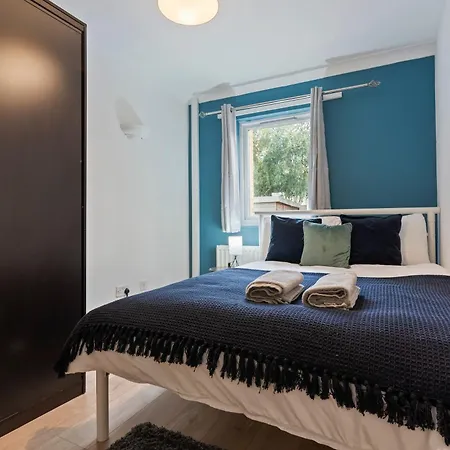 Lovely 4br House In The With Parking * London