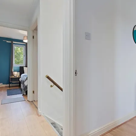 Lovely 4br House In The With Parking
