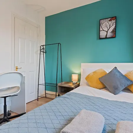 Holiday home Lovely 4br House In The With Parking