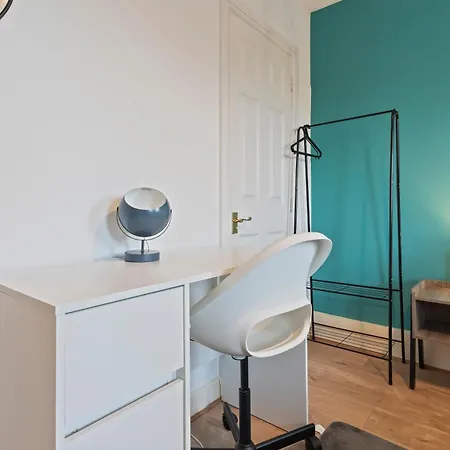 Lovely 4br House In The With Parking Holiday home *