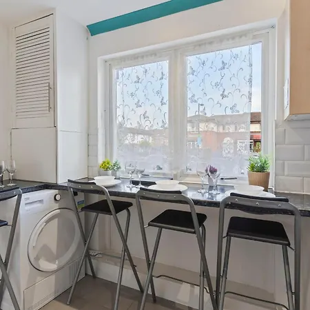 Lovely 4br House In The With Parking Holiday home London