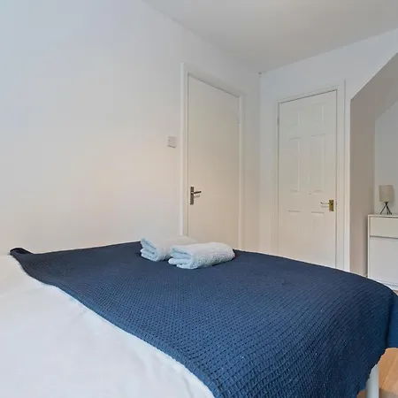 Lovely 4br House In The With Parking *