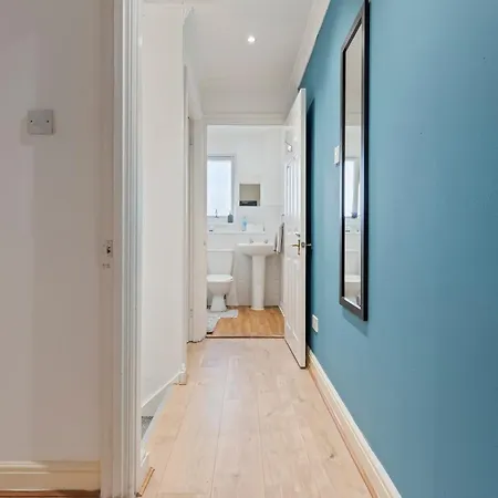 Lovely 4br House In The With Parking London