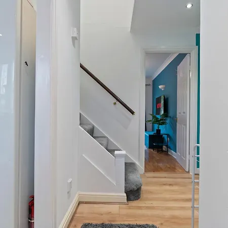 Lovely 4br House In The With Parking Holiday home