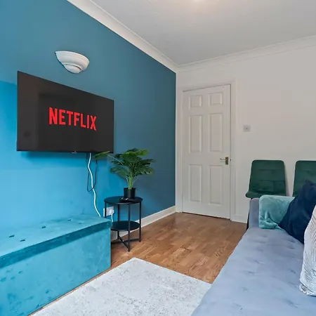 Lovely 4br House In The With Parking Holiday home London