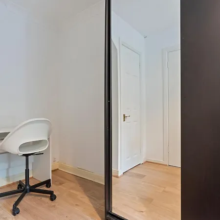 Сasa de vacaciones Lovely 4br House In The With Parking Londres