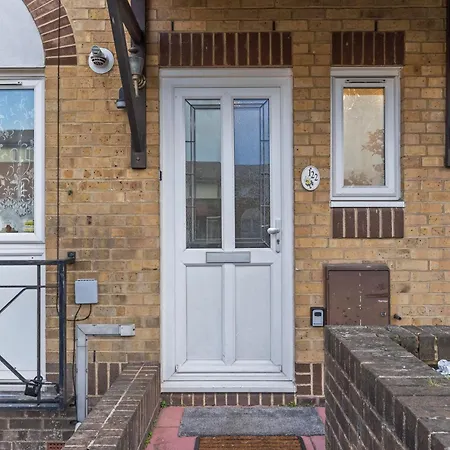 Lovely 4br House In The With Parking *