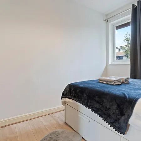 Lovely 4br House In The With Parking