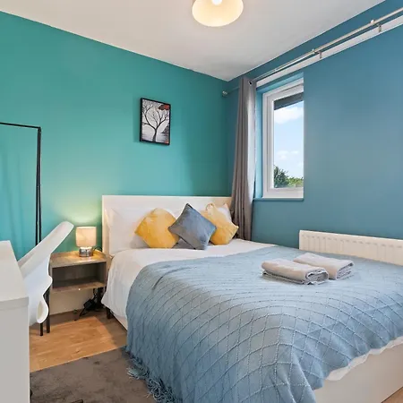 Lovely 4br House In The With Parking Holiday home *