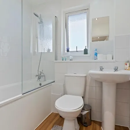 Сasa de vacaciones Lovely 4br House In The With Parking Londres
