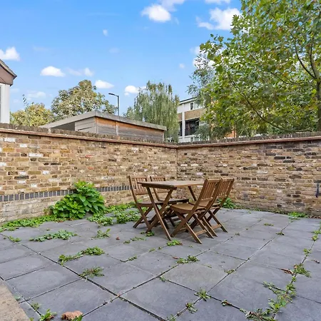 Lovely 4br House In The With Parking London