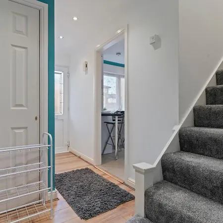 Holiday home Lovely 4br House In The With Parking