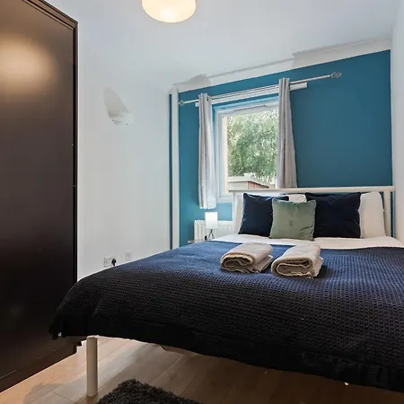 Lovely 4br House In The With Parking