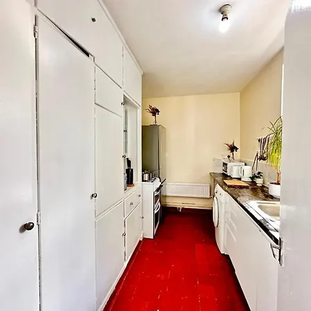 Paddington Beautiful Two Bedroom Apartment