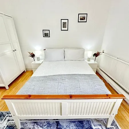 Paddington Beautiful Two Bedroom * London