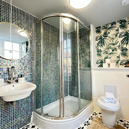 Three Bedroom Near Marble Arch Apartment