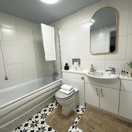 Three Bedroom Near Marble Arch Apartment *