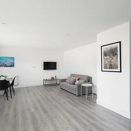 Cozy With King Size Beds Near Town & Chase Farm Train Stations With Wifi And Parking Apartment *