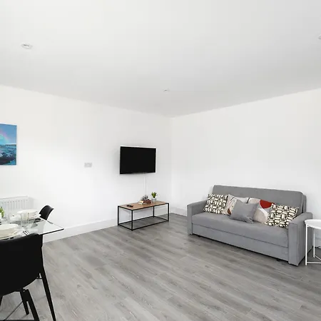 Cozy With King Size Beds Near Town & Chase Farm Train Stations With Wifi And Parking Apartment Enfield