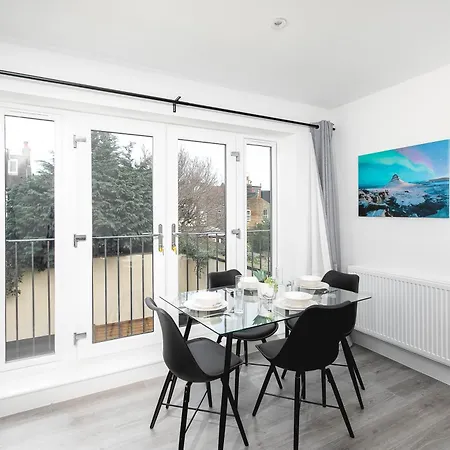 Apartment Cozy With King Size Beds Near Town & Chase Farm Train Stations With Wifi And Parking *