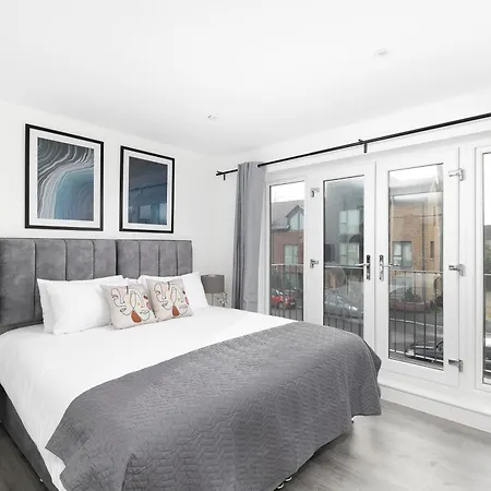 Cozy With King Size Beds Near Town & Chase Farm Train Stations With Wifi And Parking Apartment