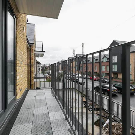 Cozy With King Size Beds Near Town & Chase Farm Train Stations With Wifi And Parking Apartment *