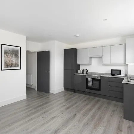 Apartment Cozy With King Size Beds Near Town & Chase Farm Train Stations With Wifi And Parking