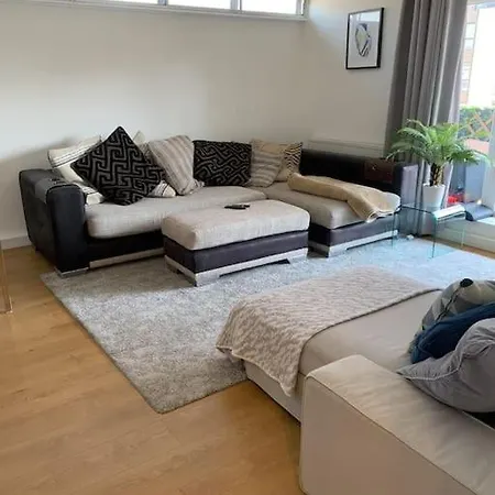 Lovely Spacious Next Hyde Park Apartment