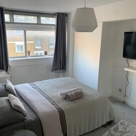 Lovely Spacious Next Hyde Park Apartment