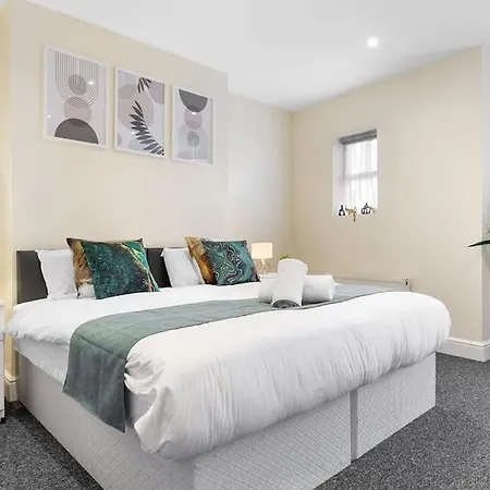 Apartment Posh Urban Oasis With Luxury