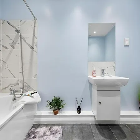 Posh Urban Oasis With Luxury Apartment Barnet
