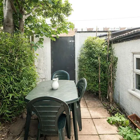 Charming Brixton Flat With Patio & Modern Comforts Apartment *