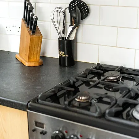 Charming Brixton Flat With Patio & Modern Comforts