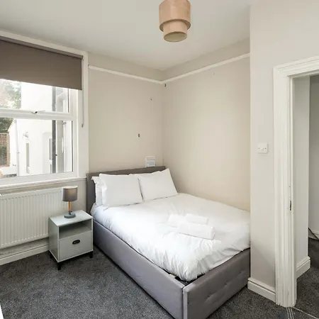 Charming Brixton Flat With Patio & Modern Comforts Apartment *