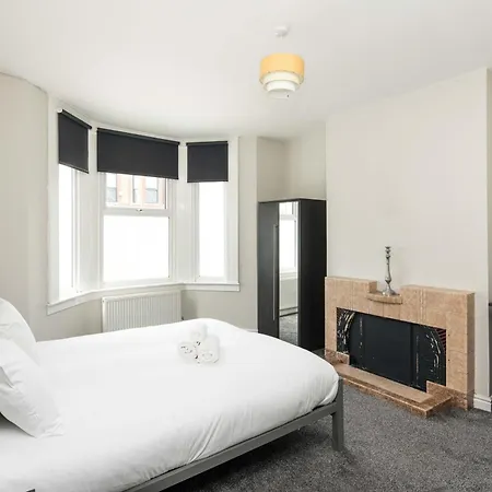 Charming Brixton Flat With Patio & Modern Comforts