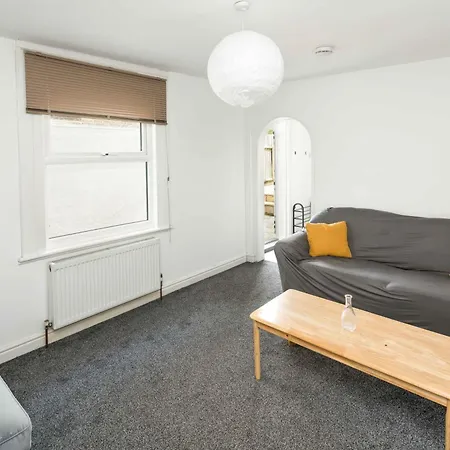 Charming Brixton Flat With Patio & Modern Comforts London