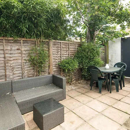 Charming Brixton Flat With Patio & Modern Comforts * London