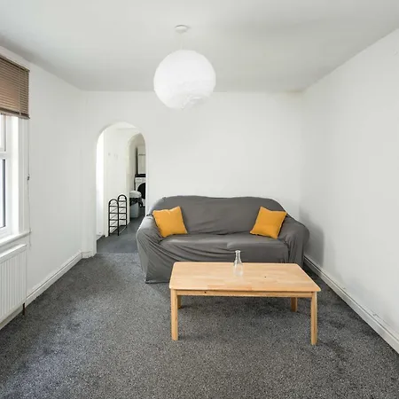 Charming Brixton Flat With Patio & Modern Comforts * Londra