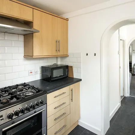 Charming Brixton Flat With Patio & Modern Comforts Apartment London