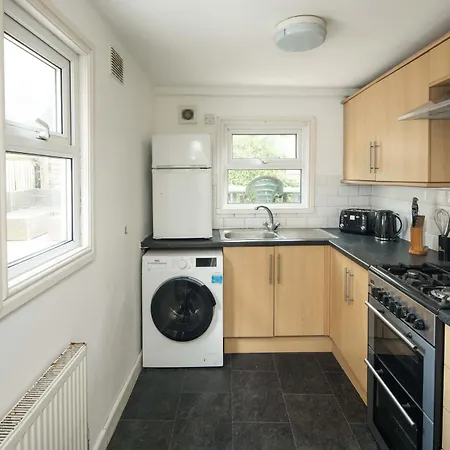Charming Brixton Flat With Patio & Modern Comforts * London