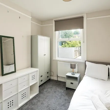 Apartment Charming Brixton Flat With Patio & Modern Comforts