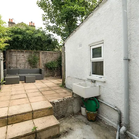 Charming Brixton Flat With Patio & Modern Comforts
